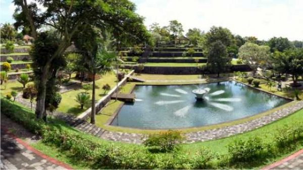 Wisata Alam Taman Narmada Lombok
